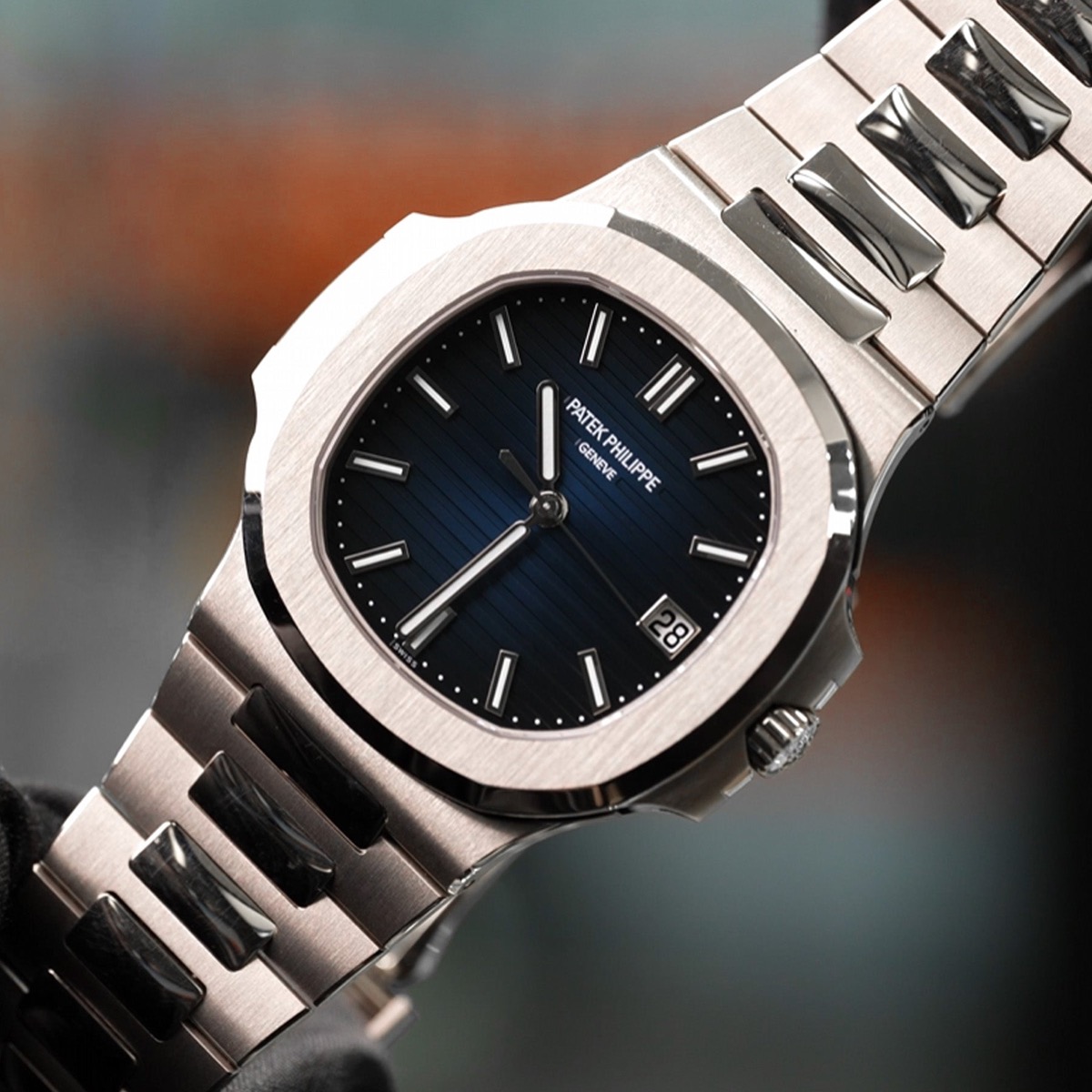 百达翡丽鹦鹉螺 vs 爱彼皇家橡树：2026年谁才是顶级奢华运动表的终极王者？